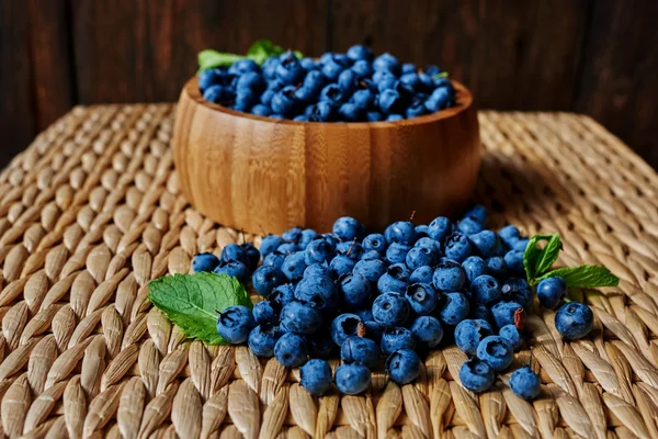 Rattan masa üzerinde yaban mersini