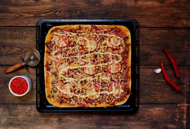Evde pizza fırın tepsisi üzerinde