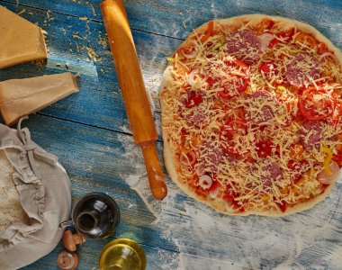 Masada iştah açıcı İtalyan pizza