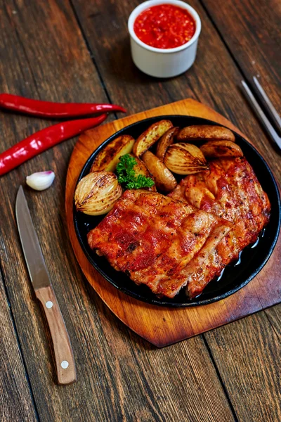 Costelas de carne com legumes grelhados — Fotografia de Stock