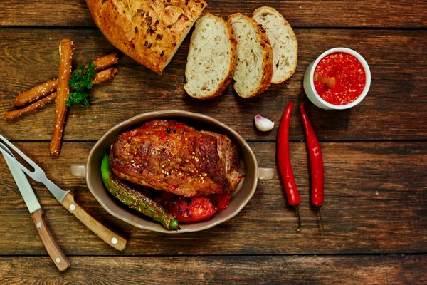 La carne frita yace en un tazón de metal —  Fotos de Stock