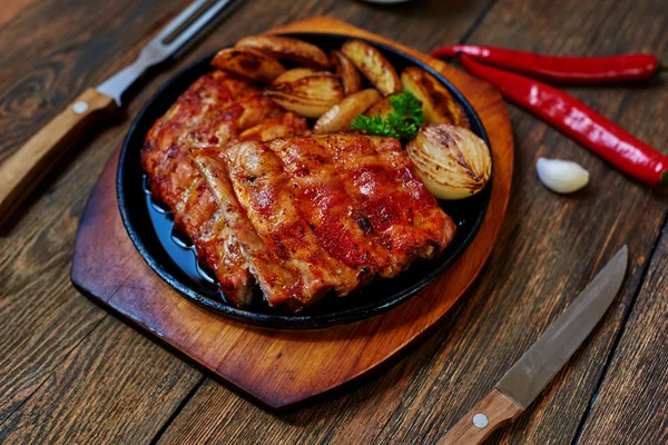 Costelas de carne com legumes grelhados — Fotografia de Stock