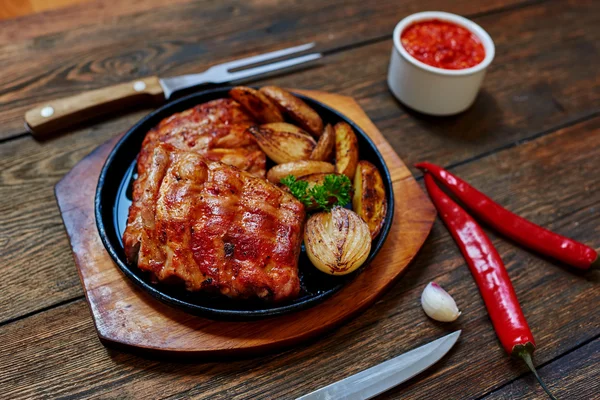 Costelas de carne com legumes grelhados — Fotografia de Stock