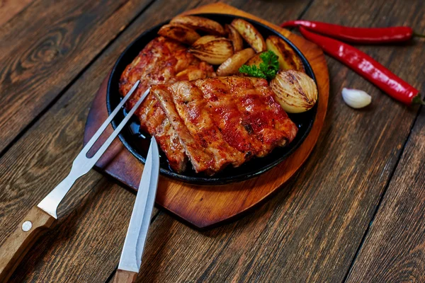 Meat ribs with grilled vegetables — Stock Photo, Image