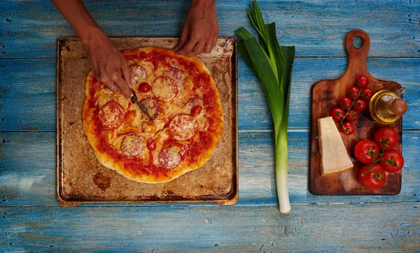 Appetitoso pizza italiana sul tavolo — Foto Stock