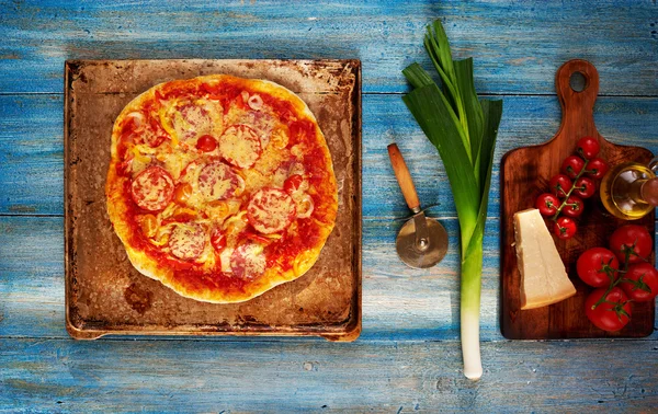 Appetizing pizza italiana na mesa — Fotografia de Stock