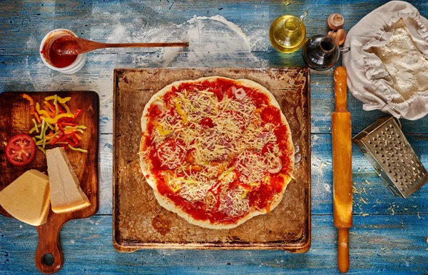 Masada iştah açıcı İtalyan pizza