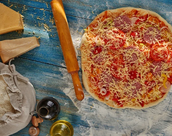 Appetizing pizza italiana na mesa — Fotografia de Stock