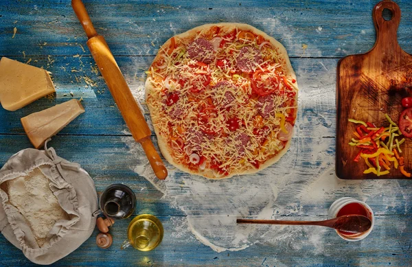 Appetitoso pizza italiana sul tavolo — Foto Stock