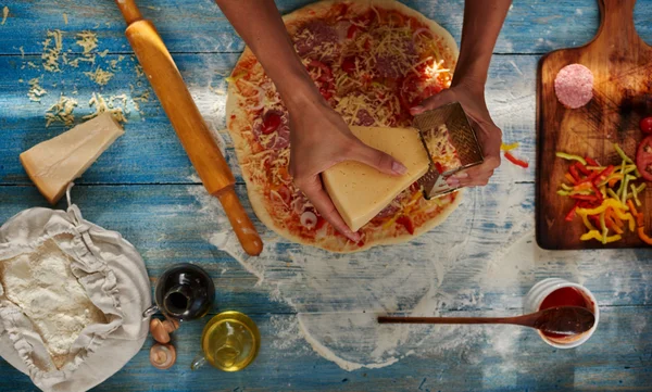 Em uma mesa grande é pizza — Fotografia de Stock