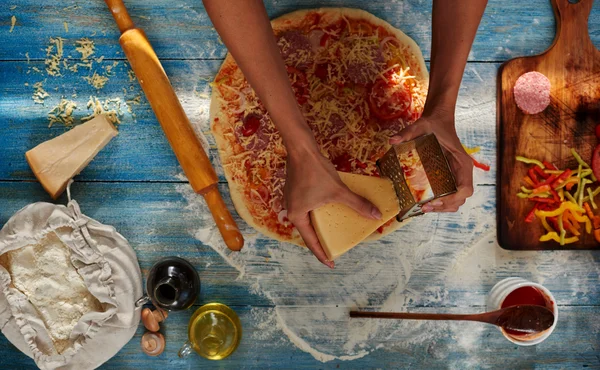 Em uma mesa grande é pizza — Fotografia de Stock