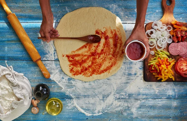 Flicka laga hemmagjord pizza — Stockfoto