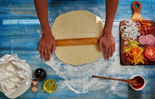 Gadis memasak pizza buatan sendiri — Stok Foto