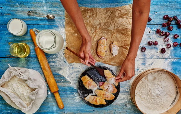 Cocinera pone panecillos listos — Foto de Stock