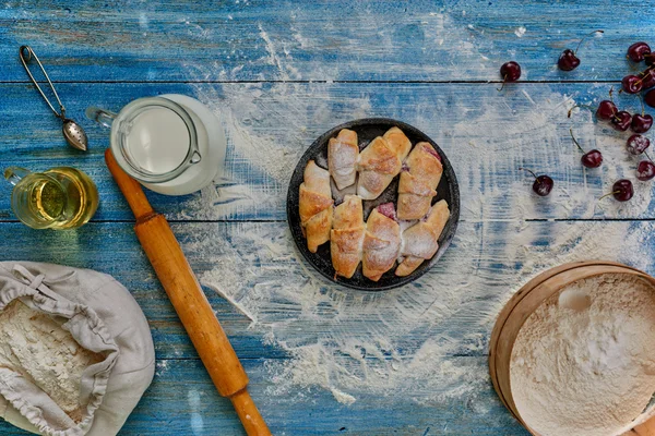 Ορεκτικές bagels Βάλτε σε ένα ταψί στρογγυλό — Φωτογραφία Αρχείου