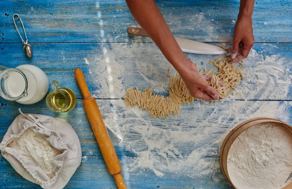 Cocinera preparando pasta italiana — Foto de Stock