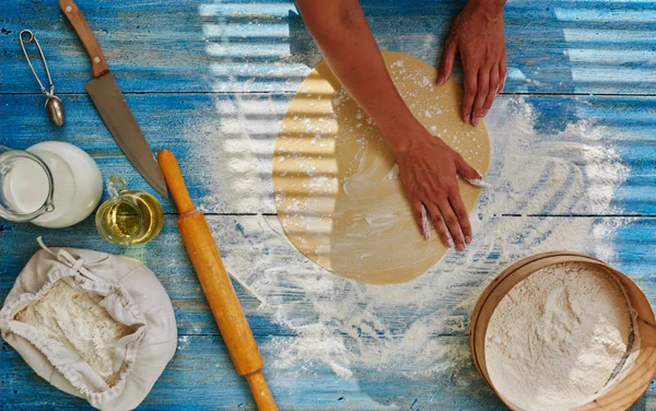De bakkerij vrouw chef-kok het deeg uitrollen — Stockfoto