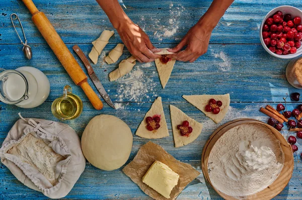 Pastelero prepara confección con cerezas — Foto de Stock