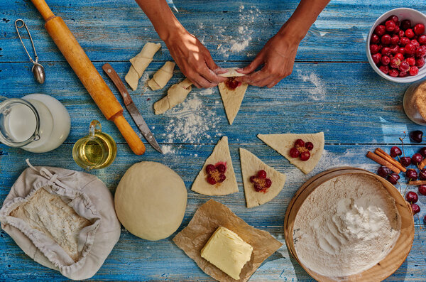 Кондитер готовит сладости с вишней
