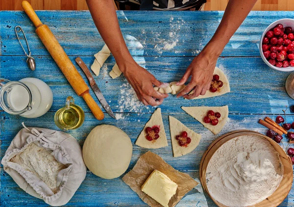 Pastelaria Chef prepara confecção com cerejas — Fotografia de Stock