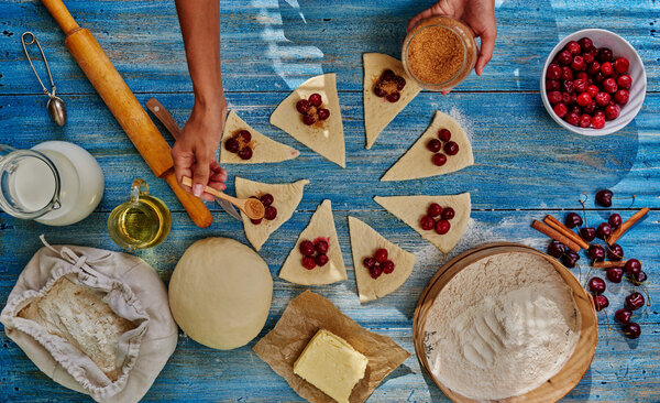 Кондитер готовит сладости с вишней
