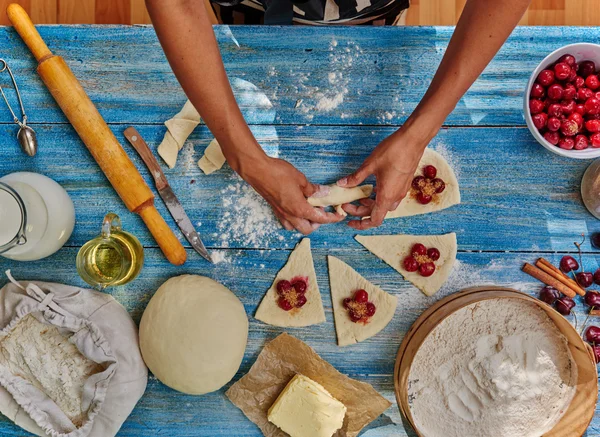 Gebak chef-kok bereidt confectie met kersen — Stockfoto