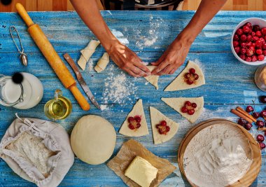 Pasta şefi konfeksiyon kiraz ile hazırlar