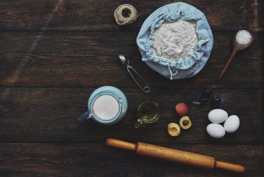 Hamur yemek pişirmek için bir kahverengi malzemeler açayım