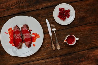 İki kızarmış biftek yalan büyük bir beyaz tabak üzerine