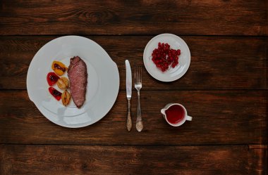 İki kızarmış biftek yalan büyük bir beyaz tabak üzerine