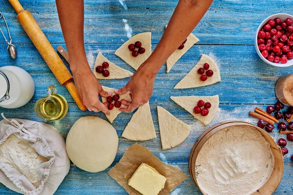 Pastelaria Chef prepara confecção com cerejas — Fotografia de Stock