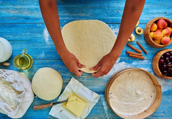 Chica joven chef amasa y rodar la masa con alfiler — Foto de Stock