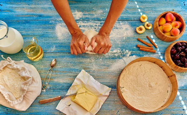 Chica joven chef amasa y rodar la masa con alfiler — Foto de Stock