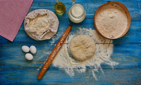 On the table lies a vintage wooden dough — Stock Photo, Image