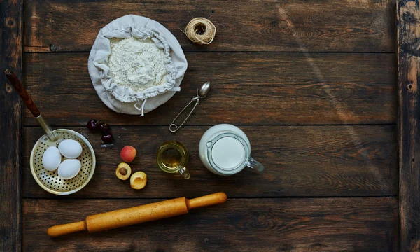 Na stole ležela hnědý ingredience pro vaření těsta — Stock fotografie