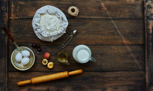 Hamur yemek pişirmek için bir kahverengi malzemeler açayım — Stok fotoğraf