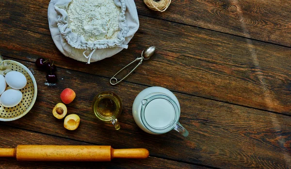 Hamur yemek pişirmek için bir kahverengi malzemeler açayım — Stok fotoğraf