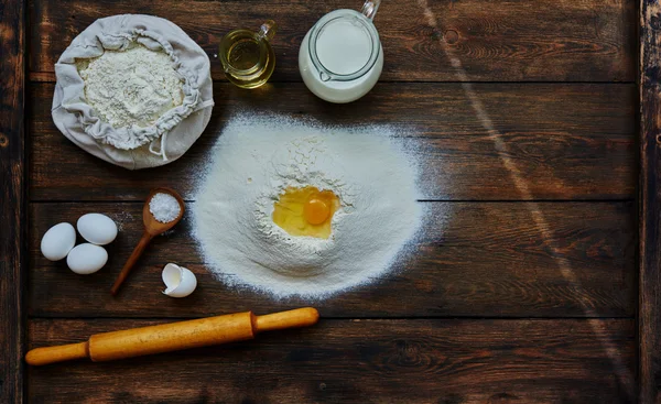 Koch brach ein Ei in das Mehl, um einen Teig zu machen — Stockfoto