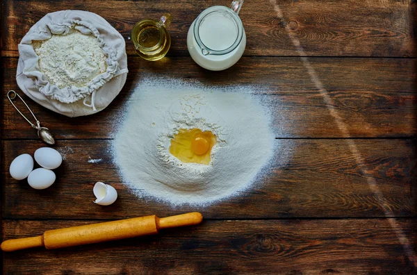 Koch brach ein Ei in das Mehl, um einen Teig zu machen — Stockfoto