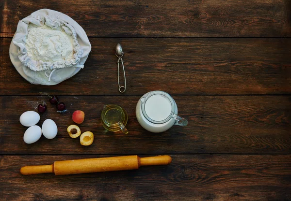 Na stole ležela hnědý ingredience pro vaření těsta — Stock fotografie