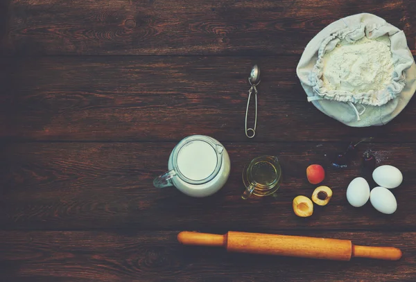 Sobre la mesa poner unos ingredientes marrones para cocinar masa — Foto de Stock