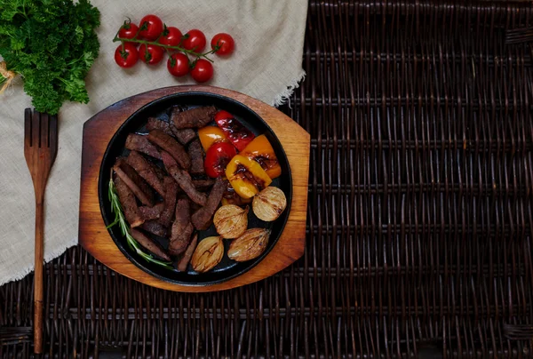 Dipotong-potong daging yang tergeletak di piring panggang keramik dalam oven — Stok Foto