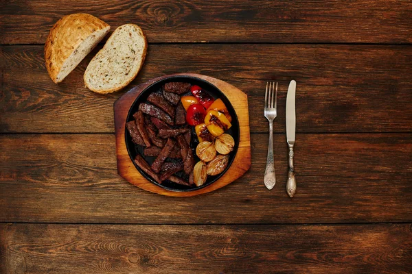 Tagliare in pezzi di carne che giace in una teglia di ceramica nel forno — Foto Stock