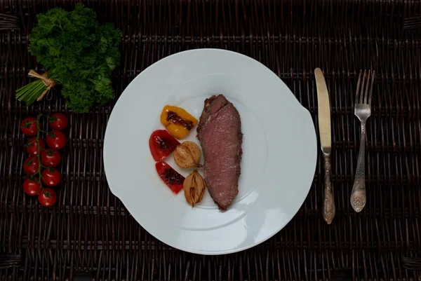Dvě smažený steak lež na velké bílé plotně — Stock fotografie