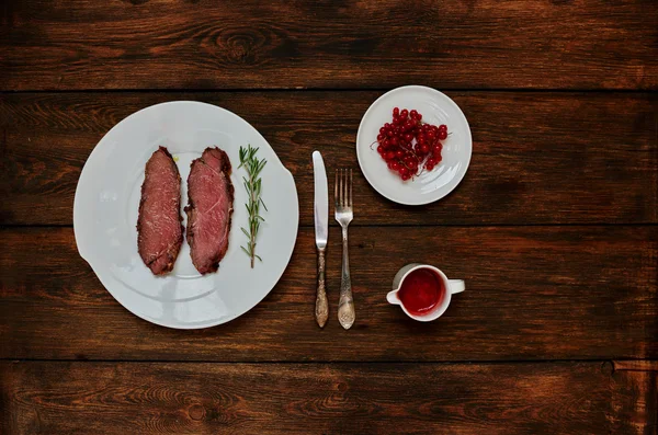 Dvě smažený steak lež na velké bílé plotně — Stock fotografie