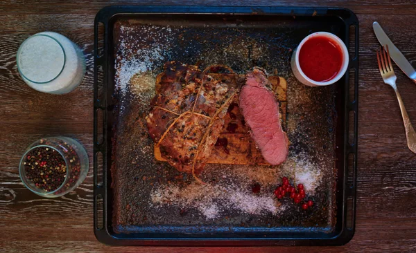 Cocinar la carne cocida en el horno —  Fotos de Stock