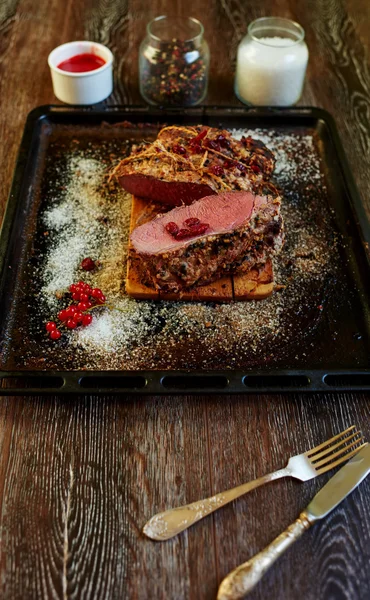 Cocinar la carne cocida en el horno — Foto de Stock