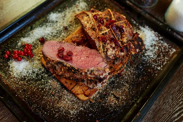 Cocinar la carne cocida en el horno —  Fotos de Stock