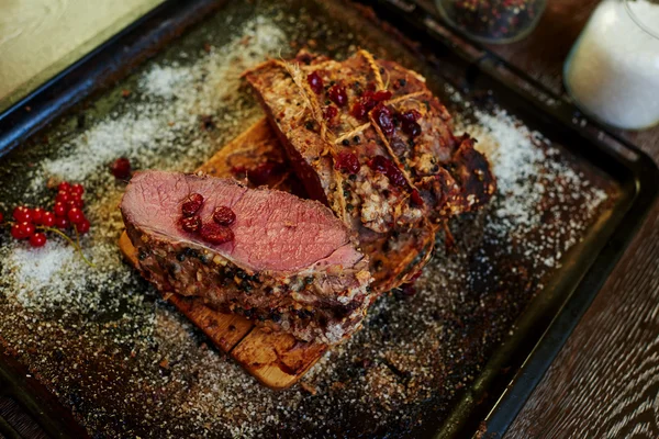 Cocinar la carne cocida en el horno — Foto de Stock