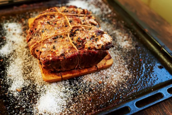 Fleisch im Ofen garen — Stockfoto